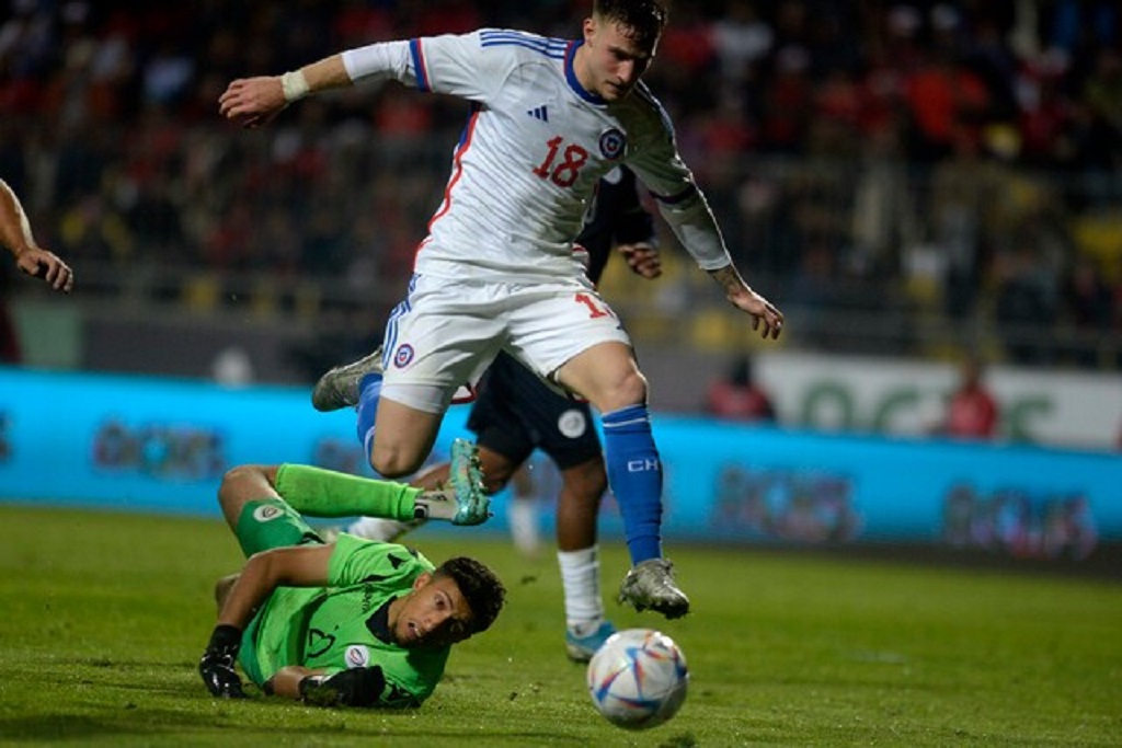 El efusivo festejo de Marcelo Pablo Barticciotto luego que su hijo anotara su primer gol con la Roja