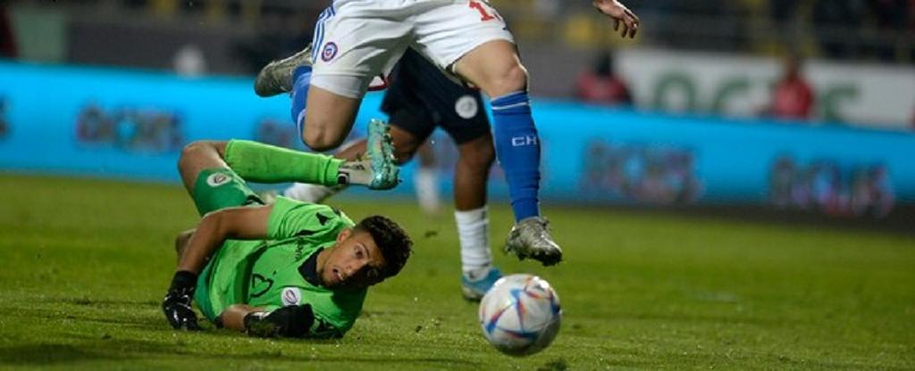 El efusivo festejo de Marcelo Pablo Barticciotto luego que su hijo anotara su primer gol con la Roja