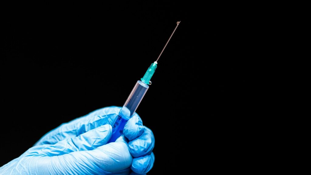 Un joven de Sevilla reclama un millón de euros a Sanidad después de quedarse parapléjico tras la segunda vacuna del covid