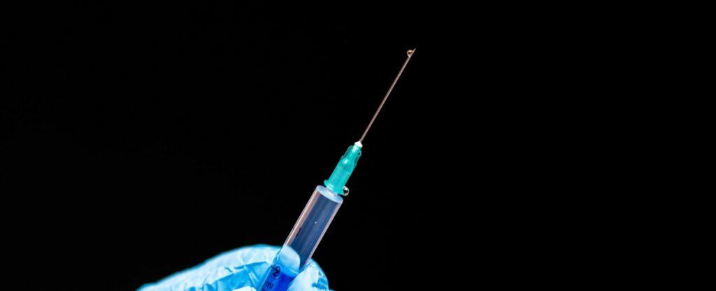 Un joven de Sevilla reclama un millón de euros a Sanidad después de quedarse parapléjico tras la segunda vacuna del covid