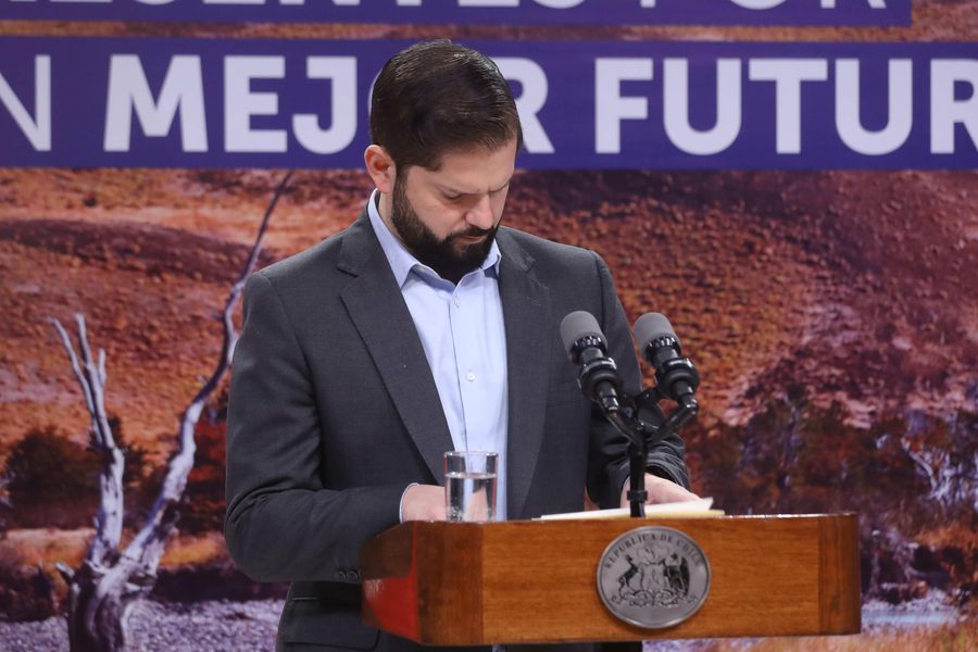 Temporal de críticas a Boric por viaje a la Antártica, junto a cinco ministras, en medio de emergencia y crisis política