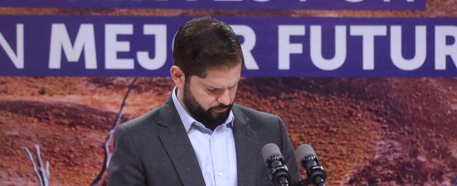 Temporal de críticas a Boric por viaje a la Antártica, junto a cinco ministras, en medio de emergencia y crisis política