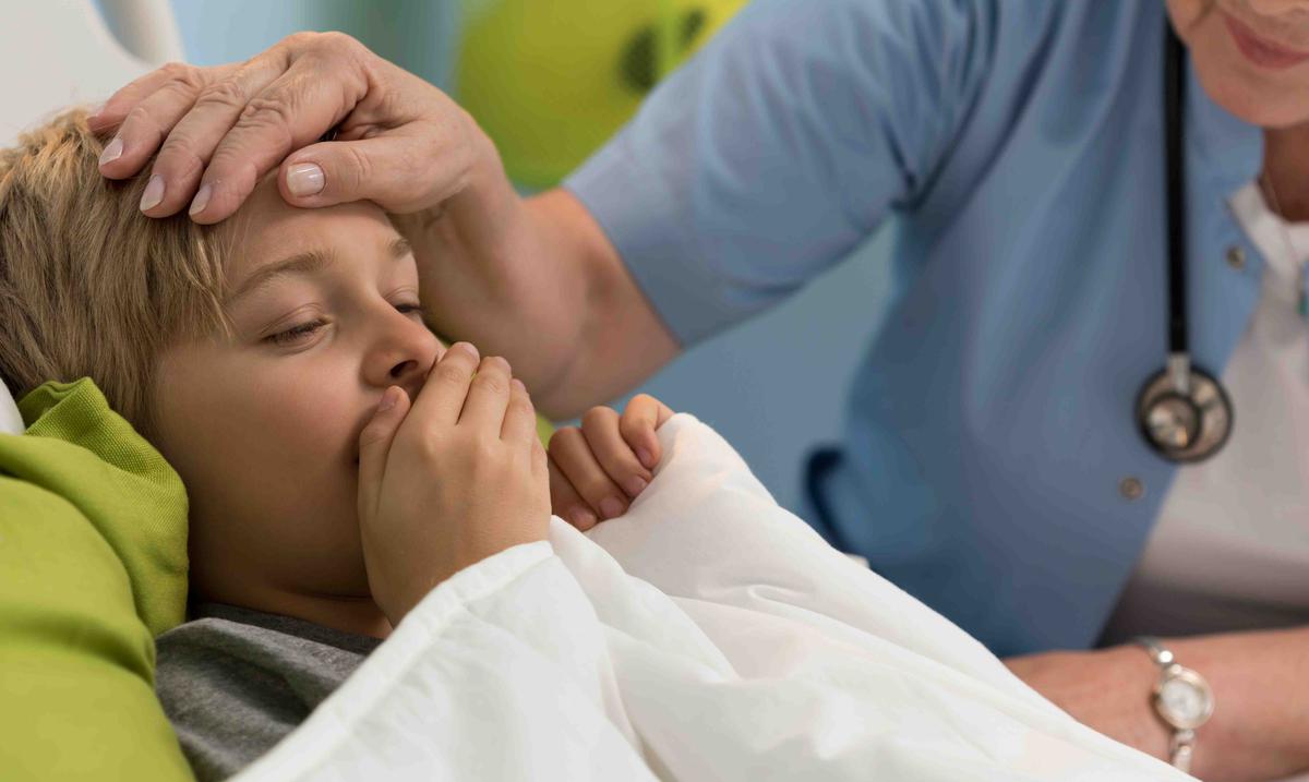 Pediatras alertan sobre brotes de influenza y COVID-19 en las escuelas