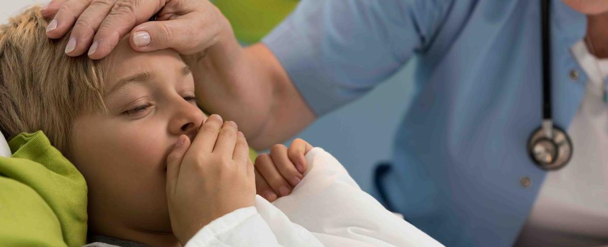 Pediatras alertan sobre brotes de influenza y COVID-19 en las escuelas