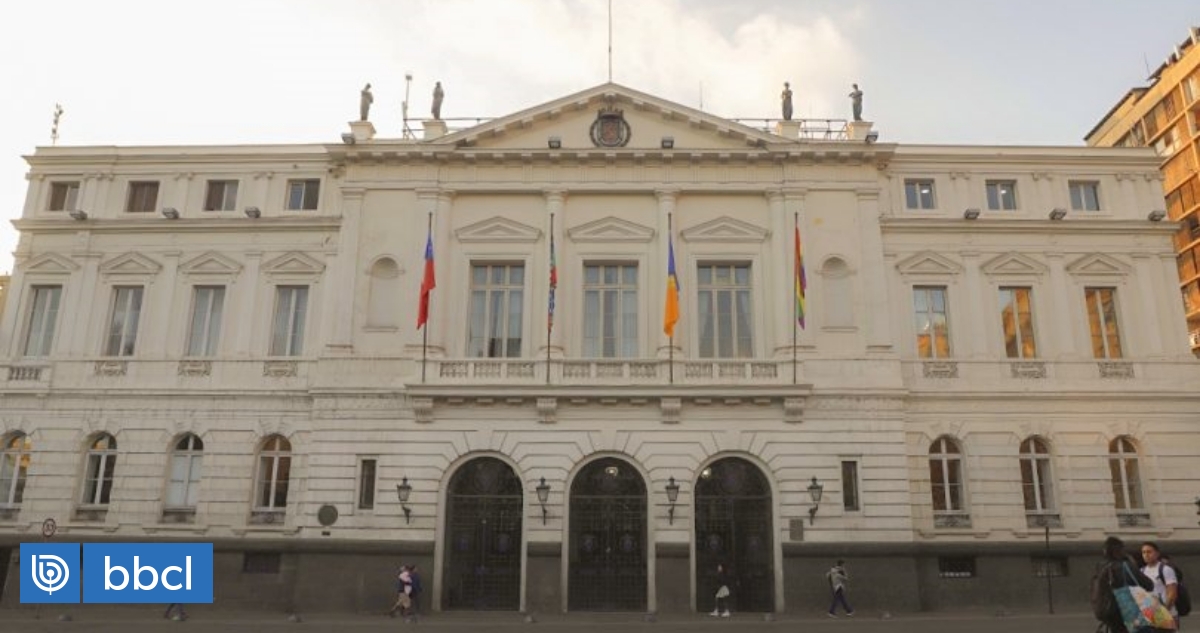 Contraloría ordena devolución de dineros mal pagados por municipio de Santiago a exdirectora de Salud