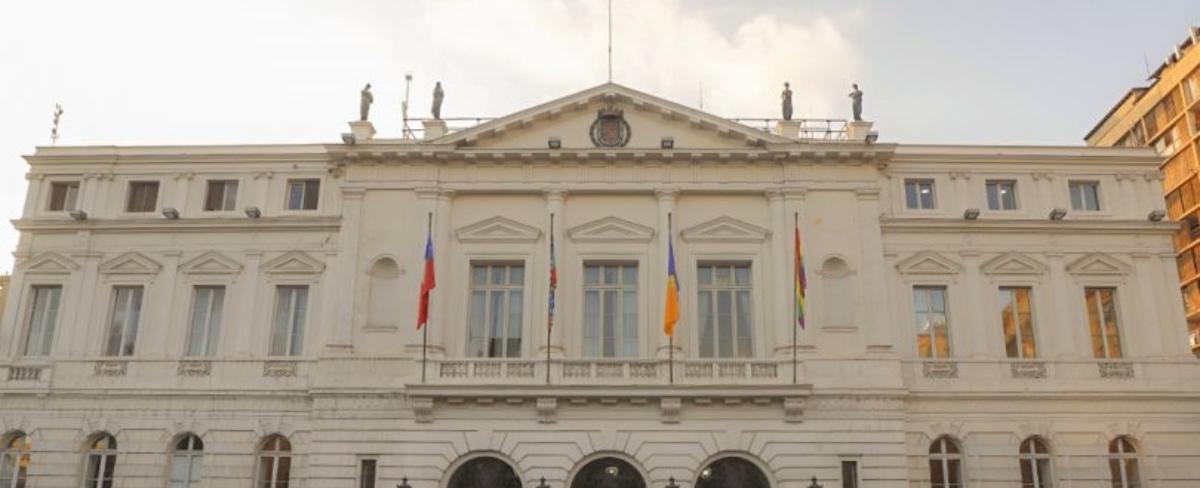 Contraloría ordena devolución de dineros mal pagados por municipio de Santiago a exdirectora de Salud