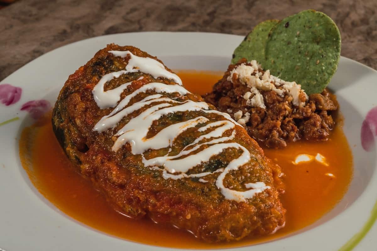 Cómo hacer chiles rellenos de carne molida - Comedera - Recetas, tips y consejos para comer mejor.