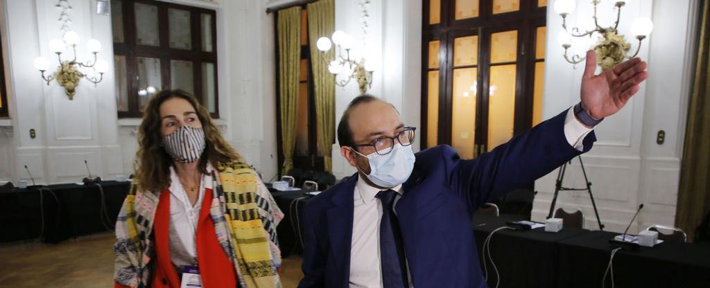 La esposa del “experto” UDI que tiene el récord de horas extras en Las Condes
