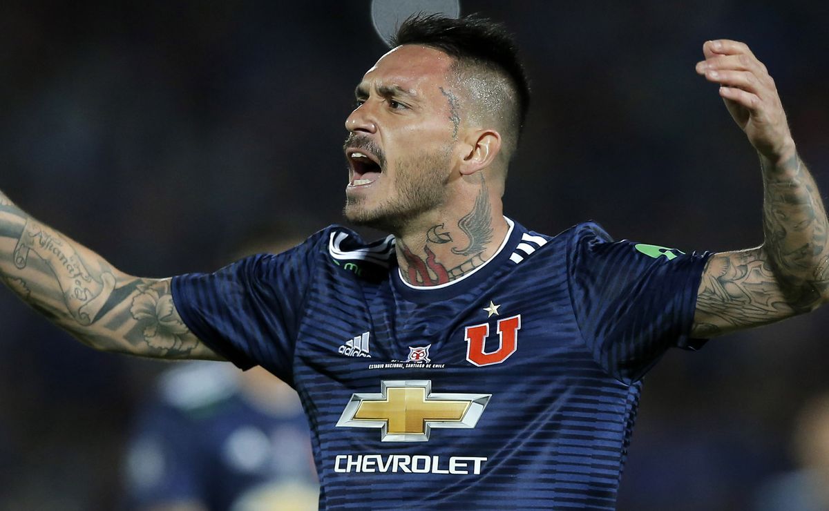 Mauricio Pinilla cruza a Estadio Seguro por partido de UE y UC