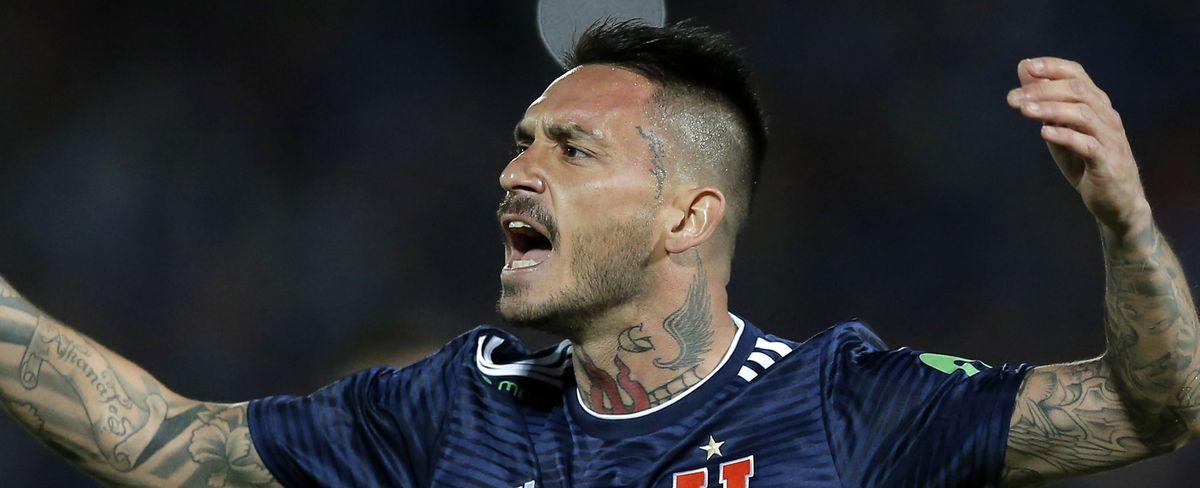 Mauricio Pinilla cruza a Estadio Seguro por partido de UE y UC