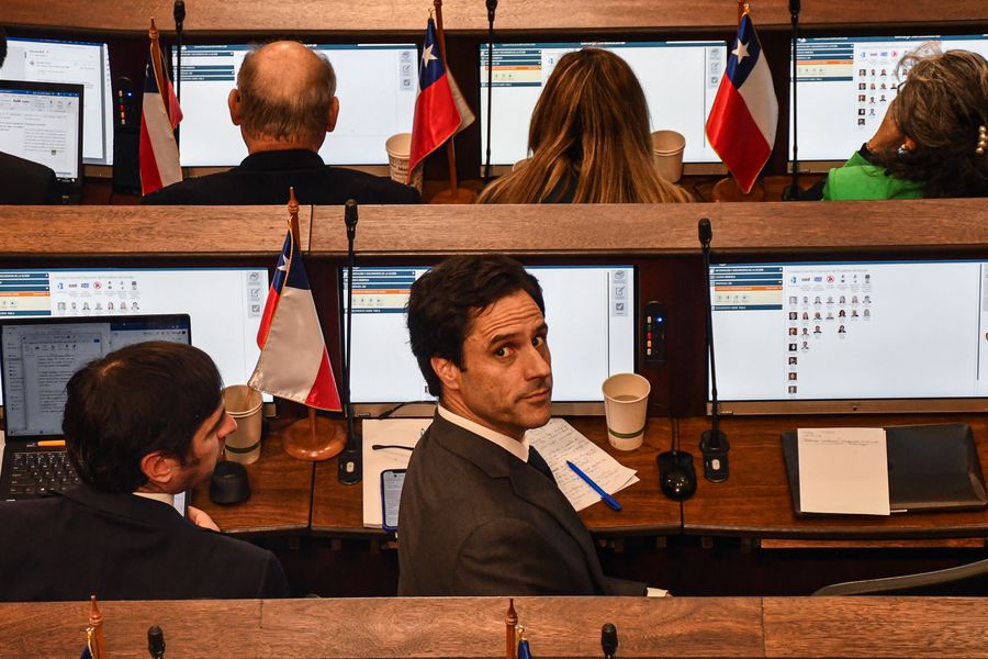 Columna de Pablo Ortúzar: Constitución: rojo amanecer - La Tercera