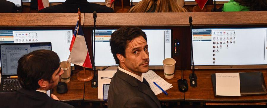 Columna de Pablo Ortúzar: Constitución: rojo amanecer - La Tercera