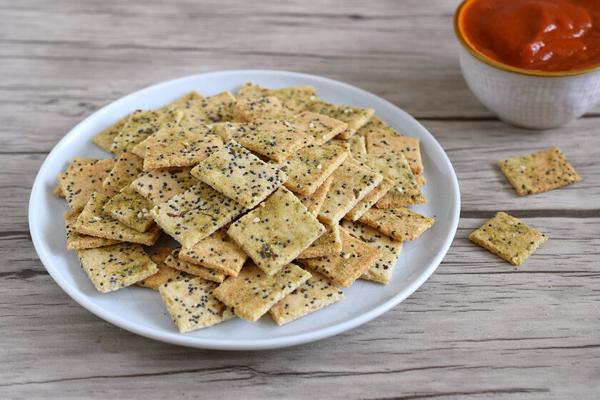 Crackers keto sin gluten veganos: receta saludable de un snack crujiente bajo en hidratos
