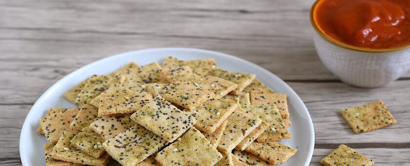 Crackers keto sin gluten veganos: receta saludable de un snack crujiente bajo en hidratos