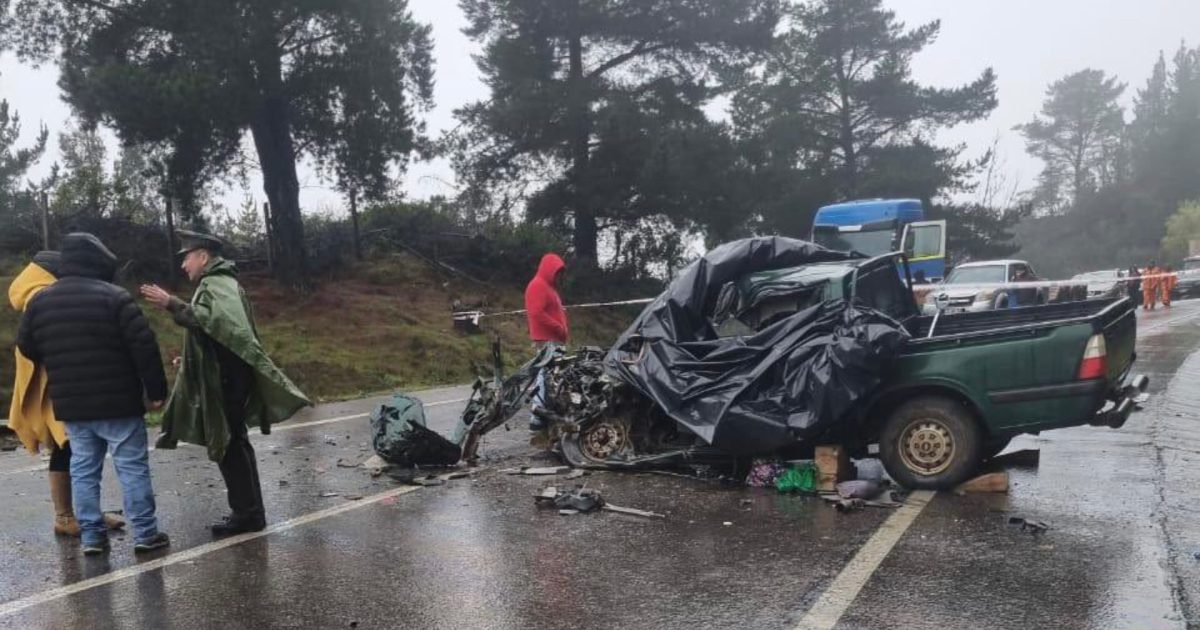 Tragedia por colisión entre camioneta y camión: Tres fallecidos y dos heridos deja violento accidente de tránsito en Constitución