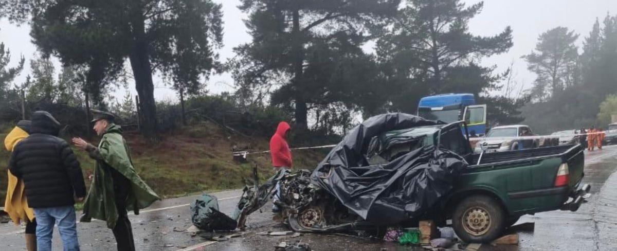 Tragedia por colisión entre camioneta y camión: Tres fallecidos y dos heridos deja violento accidente de tránsito en Constitución