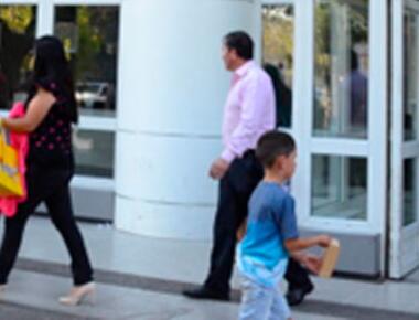 Tras pasar 16 horas en camilla, hecha con sillas de plástico, madre retira a su hijo autista del Hospital de Talca. Recinto la denunció a la justicia por llevárselo