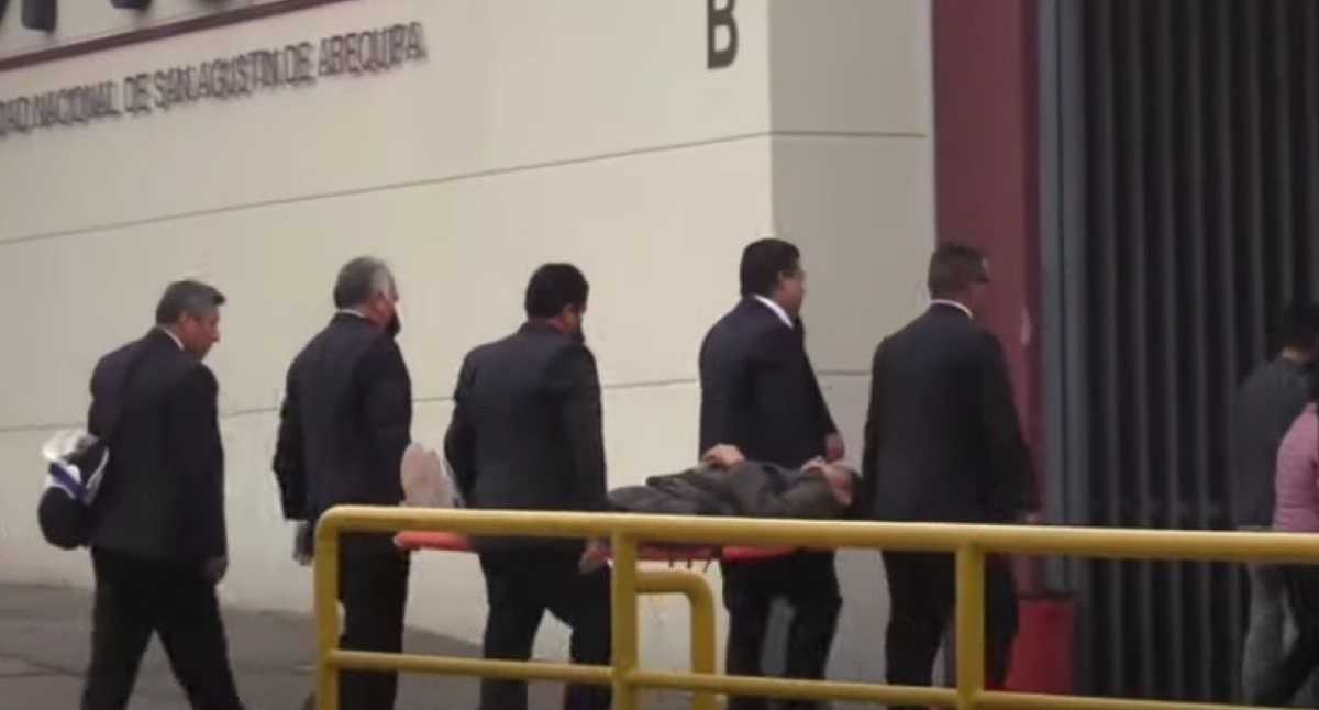 Todo sea por estudiar: entre aplausos, joven llegó en camilla a presentar prueba de admisión universitaria