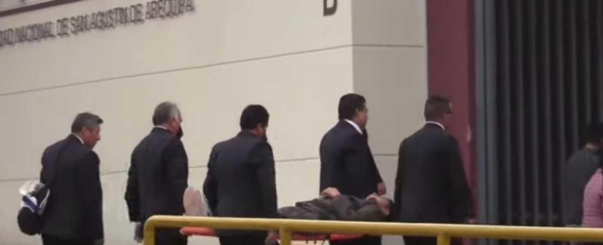 Todo sea por estudiar: entre aplausos, joven llegó en camilla a presentar prueba de admisión universitaria