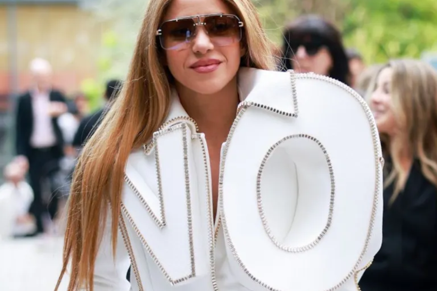 ¿Qué significa el “NO” gigante en el vestido de Shakira?
