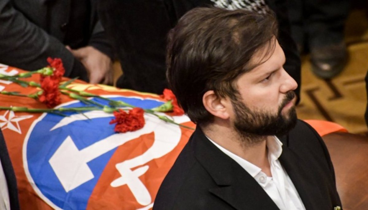 Presidente Boric en velorio de Teillier: "Hay otros que mueren de manera cobarde para no enfrentar a la justicia"