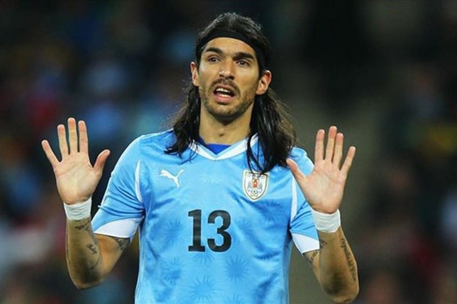 Sebastián "Loco" Abreu destroza con un puñetazo el VAR en Perú