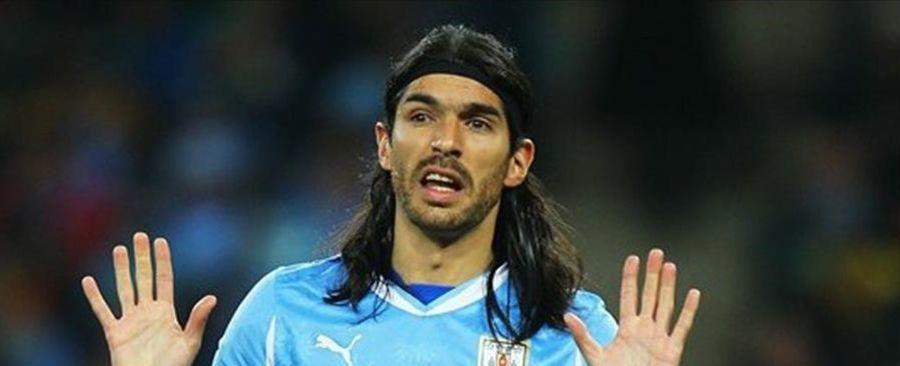 Sebastián "Loco" Abreu destroza con un puñetazo el VAR en Perú