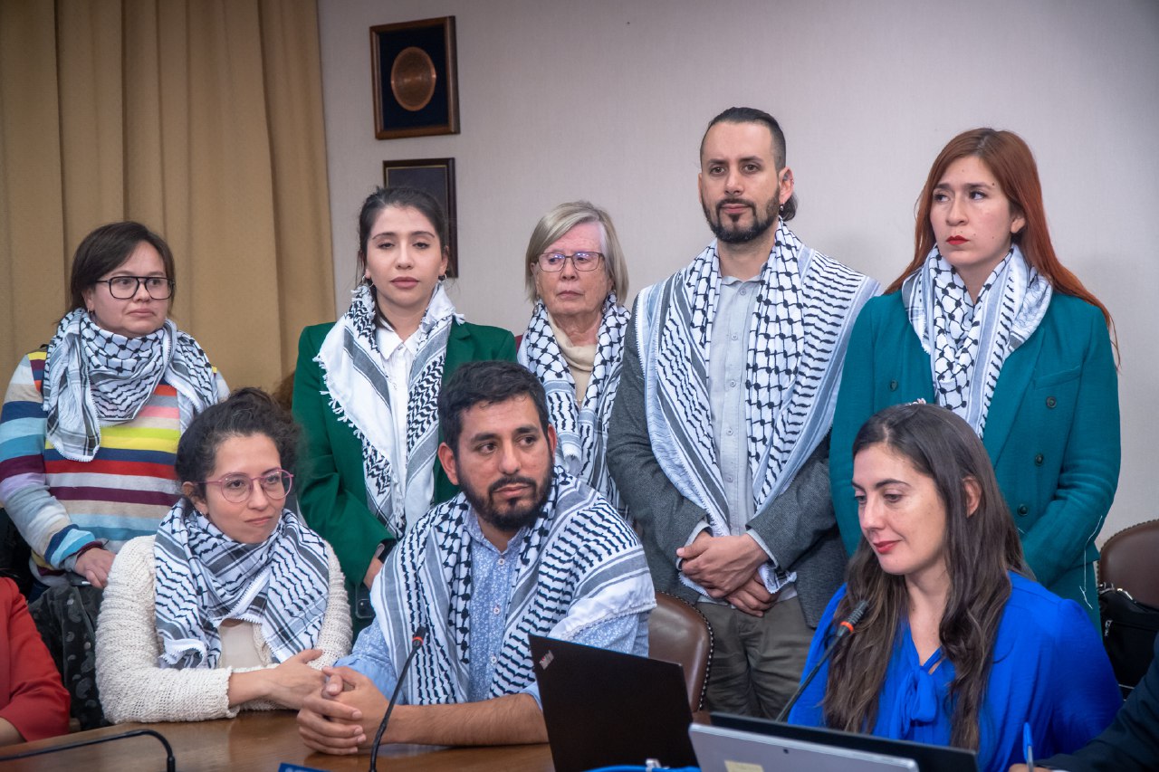 Diputados del Frente Amplio reciben con pañuelos palestinos a embajador de Israel