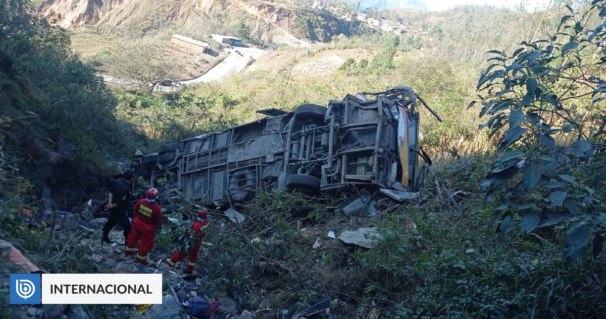 Al menos 10 muertos causa caída de bus a un abismo en Perú