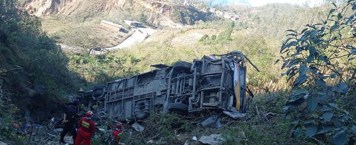 Al menos 10 muertos causa caída de bus a un abismo en Perú