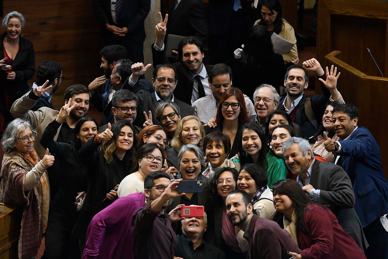 Cámara aprueba salario mínimo: Republicanos rechaza en masa y UDI se divide