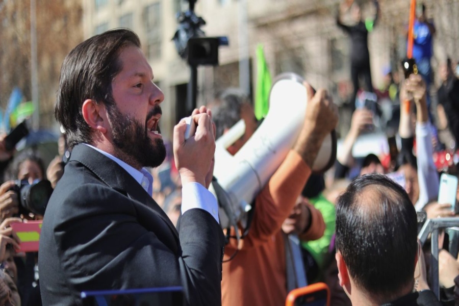 Presidente Boric rompe las reglas e intenta hablar con manifestantes frente a La Moneda