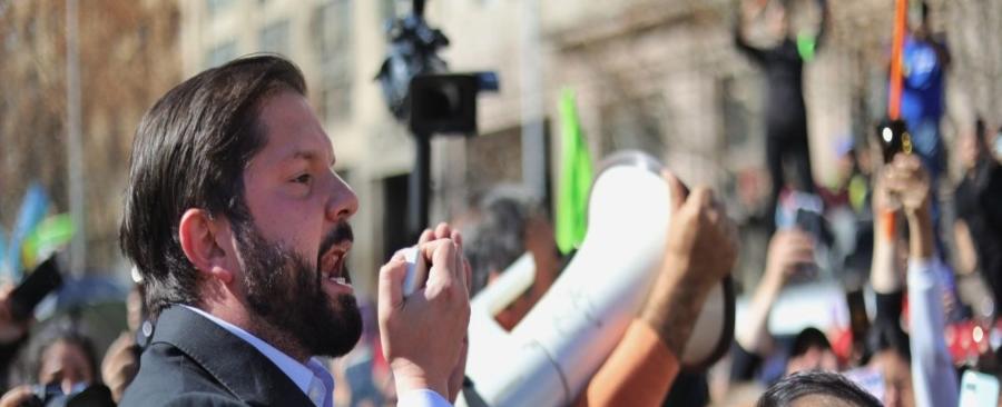 Presidente Boric rompe las reglas e intenta hablar con manifestantes frente a La Moneda