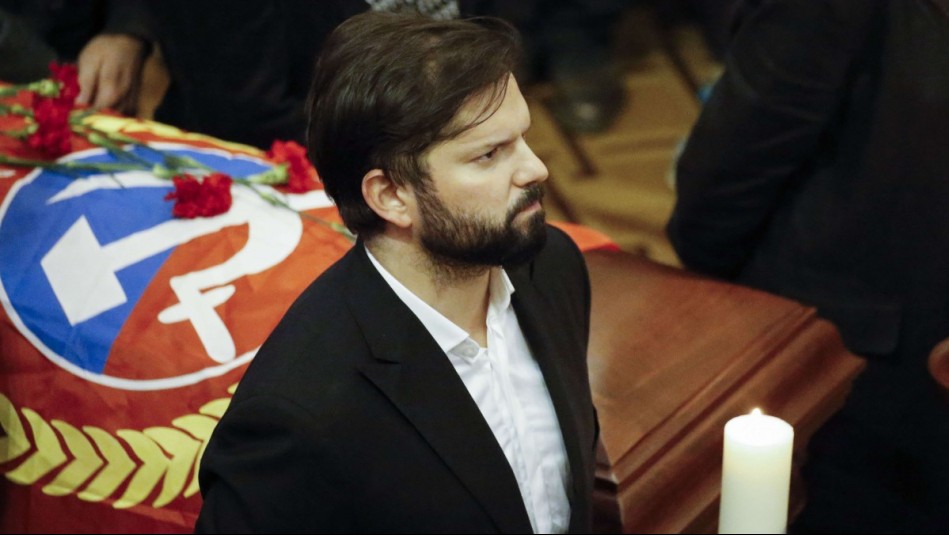 Boric y muerte de Teillier: "El homenaje que le está rindiendo hoy el pueblo de Chile está a la altura de lo que merece"