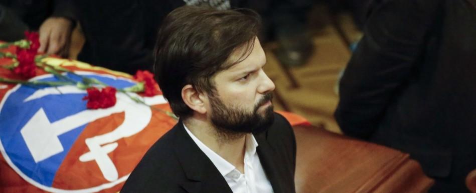 Boric y muerte de Teillier: "El homenaje que le está rindiendo hoy el pueblo de Chile está a la altura de lo que merece"