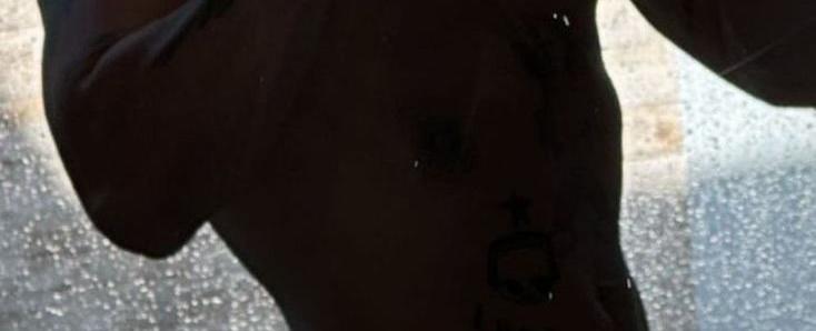 Bad Bunny publicó destapada selfie que provocó locura en redes sociales