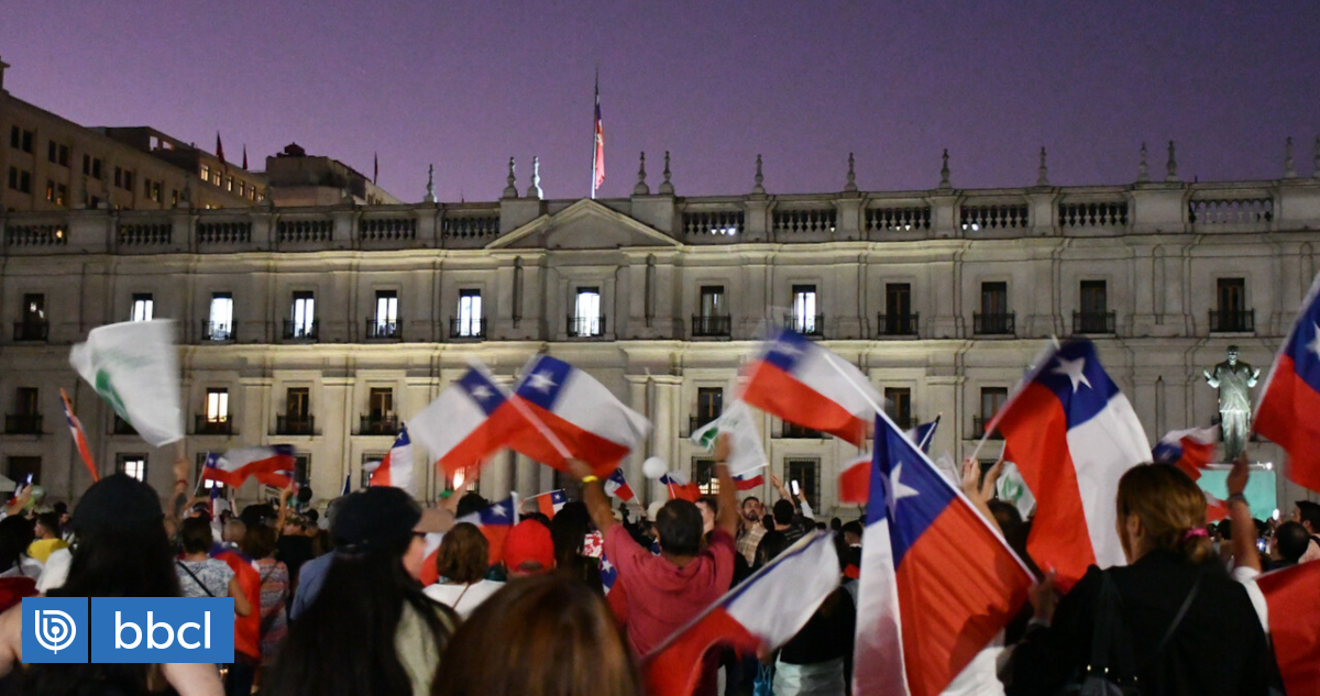 "Renuncia": cientos de manifestantes llegan a La Moneda para protestar contra presidente Boric