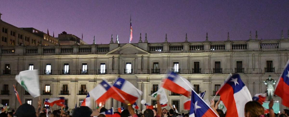 "Renuncia": cientos de manifestantes llegan a La Moneda para protestar contra presidente Boric