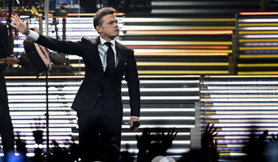 Luis Miguel ya está en Chile para sus 10 conciertos: llegó de madrugada en completo hermetismo