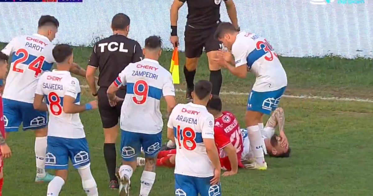 Brutal lesión del Keno Mena: Salió en camilla tras un fuerte choque con Rebolledo