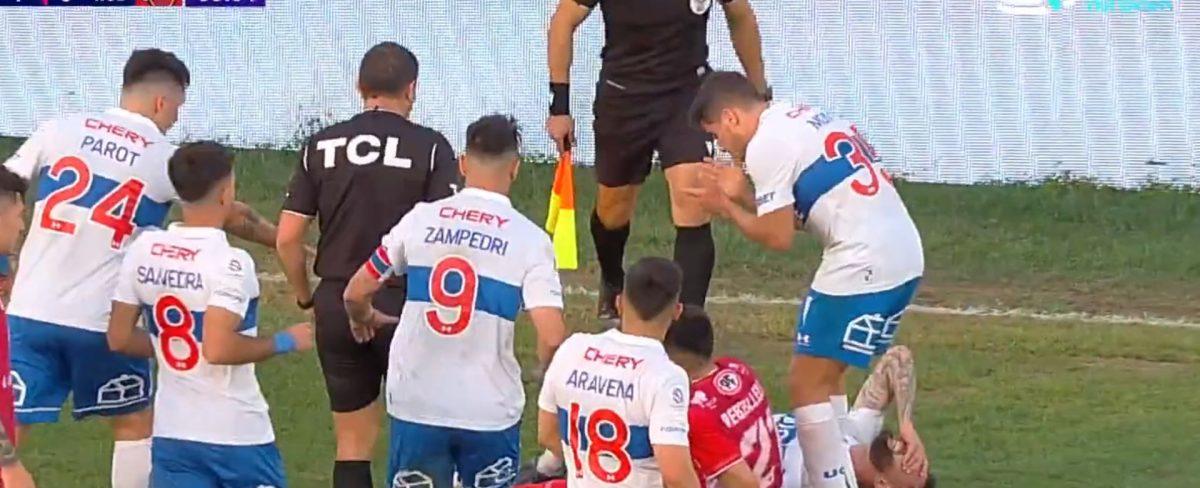 Brutal lesión del Keno Mena: Salió en camilla tras un fuerte choque con Rebolledo