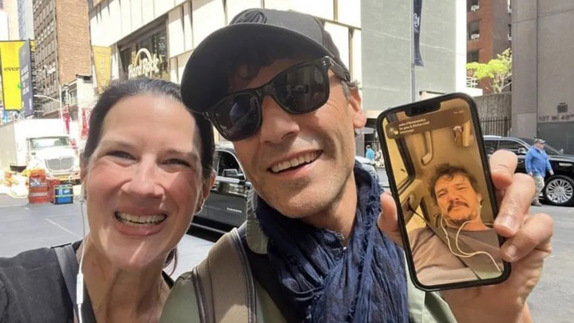 Mujer encontró a Oscar Isaac mientras el actor hablaba con Pedro Pascal