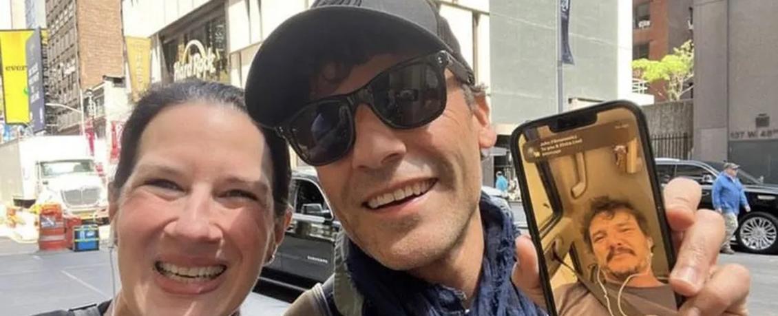 Mujer encontró a Oscar Isaac mientras el actor hablaba con Pedro Pascal