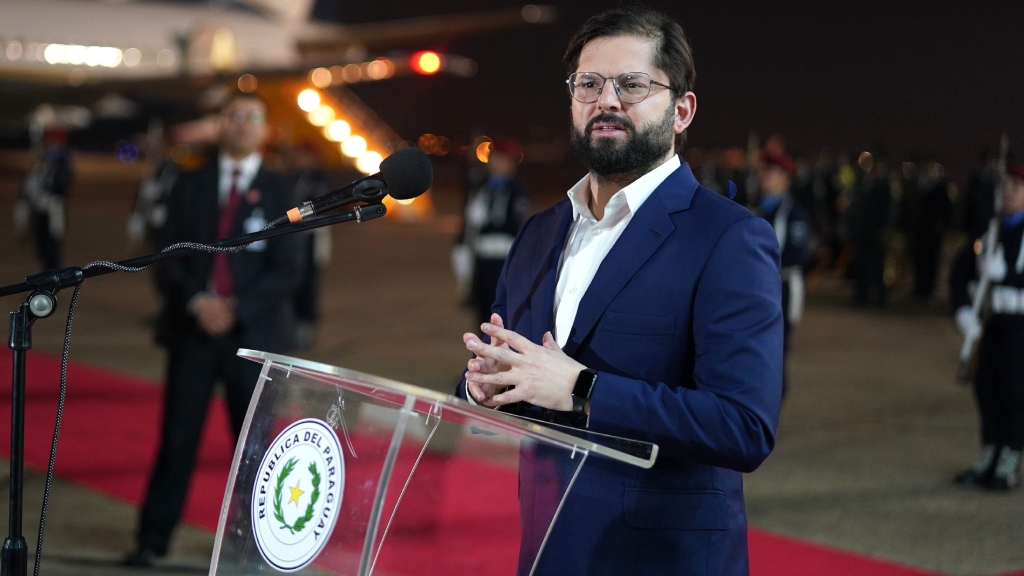 'Trabajar juntos para destrabar el momento político': Presidente Boric mantiene reunión con Piñera rumbo a Paraguay