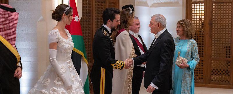 El segundo vestido de Rajwa Alseif, nuera de Rania de Jordania, es como el que llevó Rihanna a la Gala Met