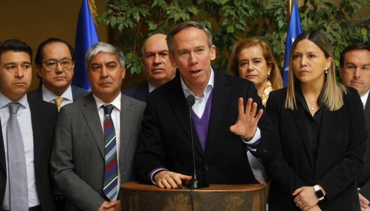 "Hay otros que mueren de manera cobarde": UDI exige disculpas a Boric con familia de militar (r) condenado por crimen de Víctor Jara