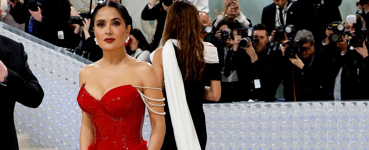 Salma Hayek deslumbra en la MET Gala 2023 con un vestido rojo firmado por Gucci