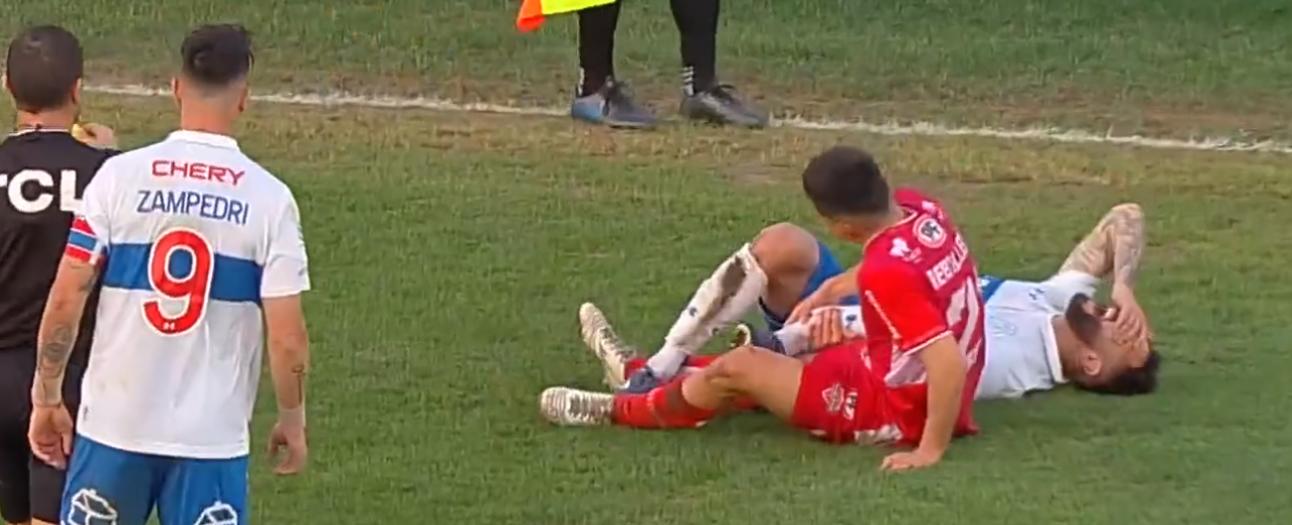 Salió en camilla: La brutal lesión del Keno Mena tras fuerte choque con el “Catuto” - CHVNoticias.cl