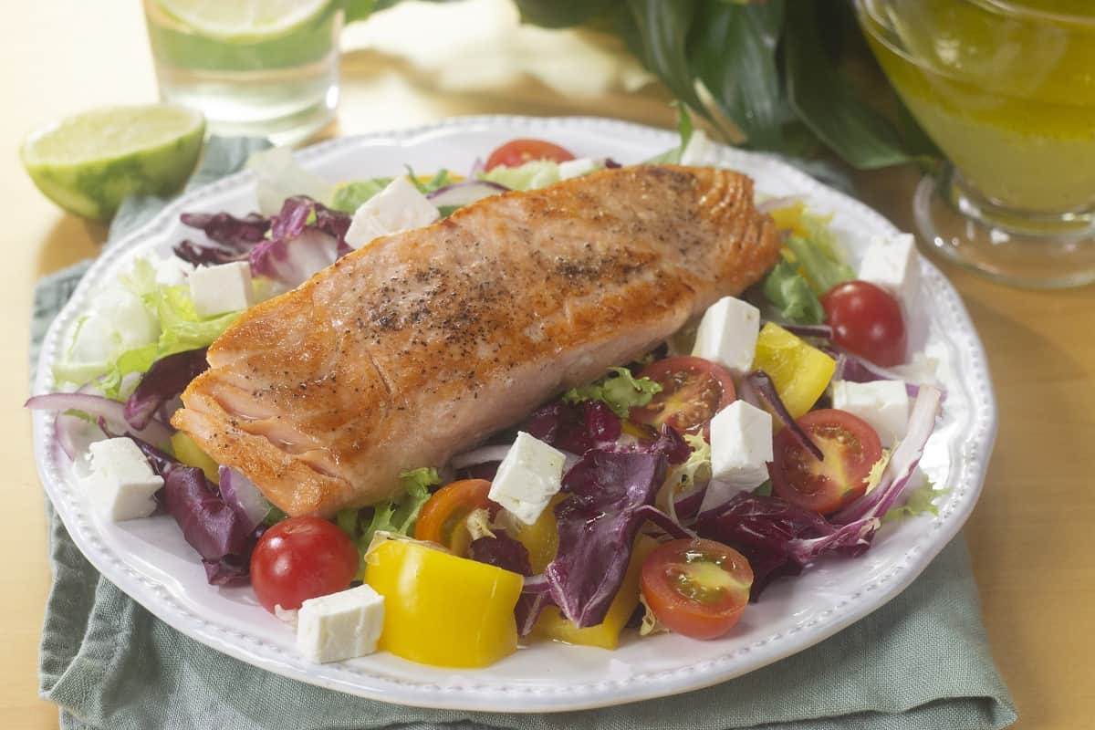 Receta de ensalada de salmón con vinagreta de limón - Comedera - Recetas, tips y consejos para comer mejor.