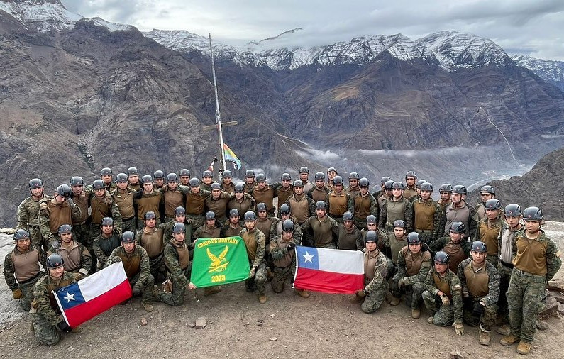 Los alumnos del Curso de Montaña 2023 del Ejército de Chile escalan el cerro Nido de Cóndores